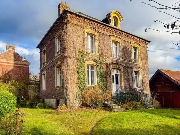 Une élégante maison de maître en centre-ville, la campagne a