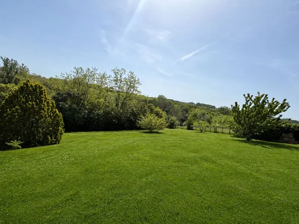 MERVILLA, magnifique terrain de 1684 m² avec vue dégagée