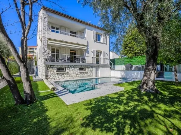 Villa luxueuse avec piscine , quartier prisé et calme absolu