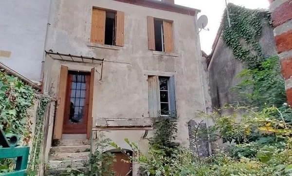 SOUS COMPROMIS !!! Maison de ville de 57 m2 à rénover, 2 chambres, cour fermée