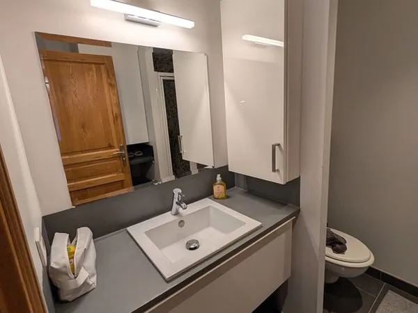 F2. 1 chambre 2 pl. Parkings SS. 1 cellier Réfrigérateur lave linge en appartement