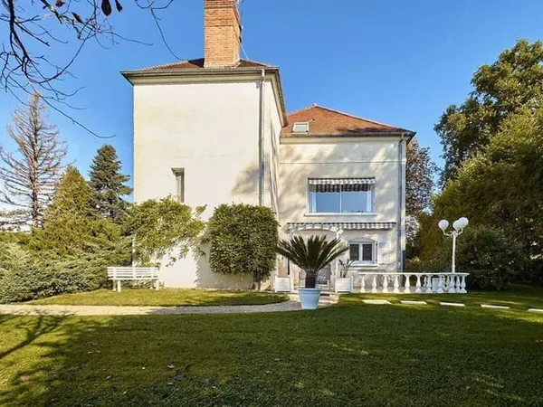 Maison 8 pièces 233 m²