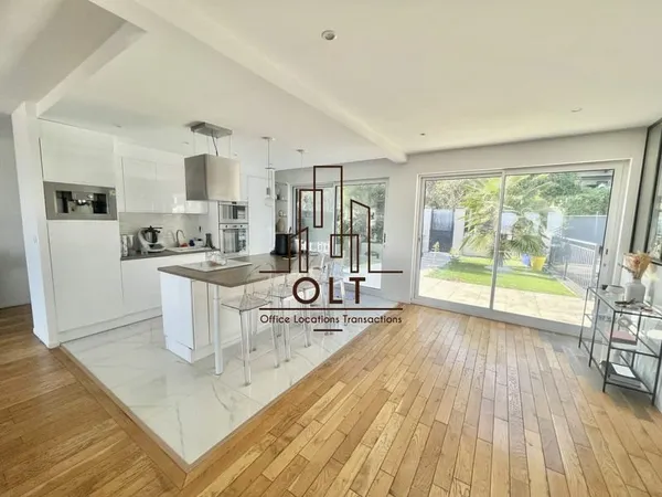 Maison 8 pièces 300 m²