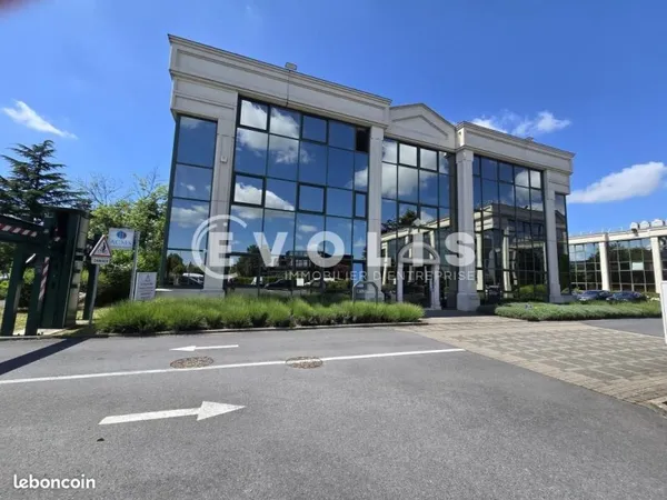 Bureau 636 m²