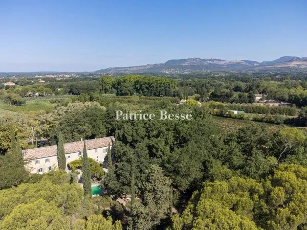 À 15 min d'Orange Tgv, dans le Comtat Venaissin, une bastide du 18e s., son parc de 2,4 ha et sa pis
