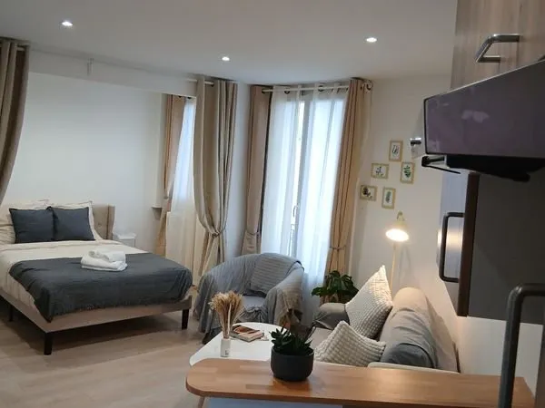 Clef en main, tout compris(internet, chauffage... Sauf Électricité) studio 30m2 rénové et meublé ave