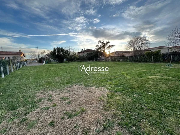 Exclusivité - Roques - Terrain Plat de 953m², 100% viabilisé
