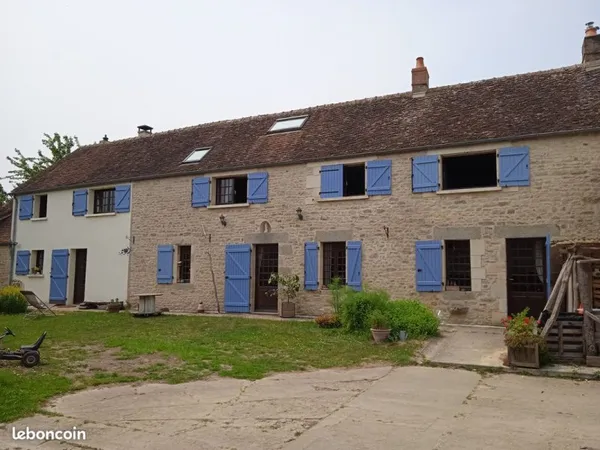 Grande maison au bout d'un chemin