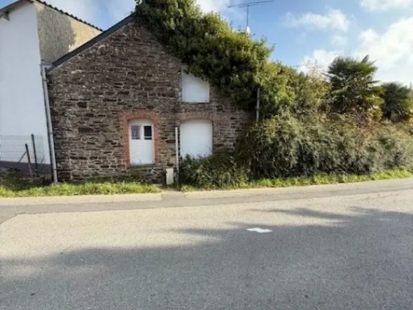 Nouveauté ! Une maison d'habitation en pierres de 74 m² environ, à rénover, sur un terrain de 160 m²