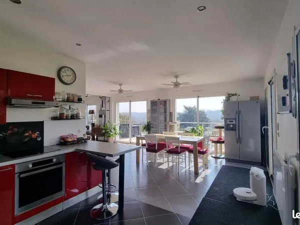 Maison moderne avec vue exceptionnelle sur la vallée piscine
