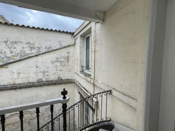 A vendre Studio à rénover entièrement dans le centre de. bordeaux