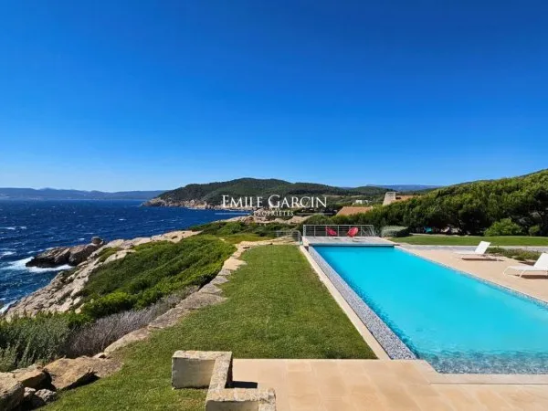 Villa contemporaine à louer avec vue mer sur un domaine privée dans le Var