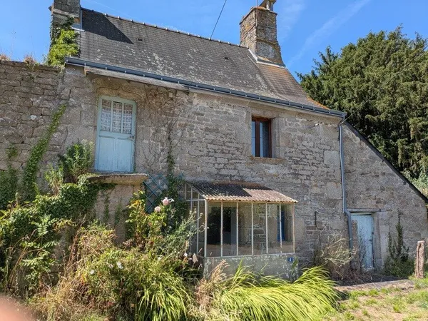 LOCMALO EN CAMPAGNE JOLIE MAISON EN PIERRE SOUS ARDOISE A RENOVER DE 3 PIECES 90M² ENVIRON PARCELLE 