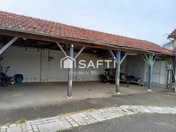 Le-Champ-Saint-Père. Maison 110m2. Préau. Jardin