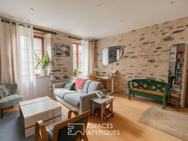 Esprit maison de ville : duplex rénové avec charme et terrasse bois