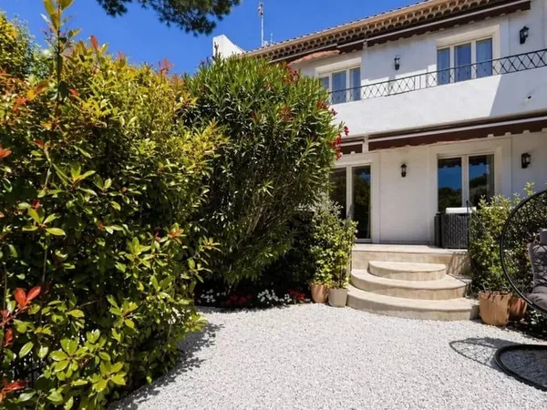 CANNES MONTFLEURY - MAISON DE VILLE RENOVEE - CALME