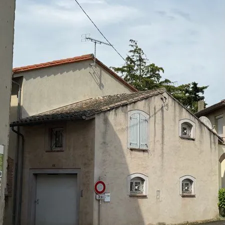 Loue petite maison avec garage