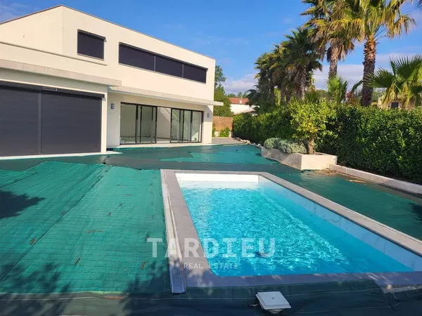 Villa moderne avec piscine