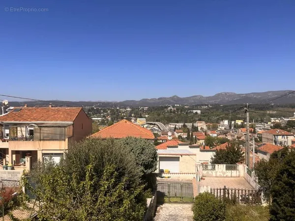A vendre -Maison de maçon et garage avec vue dégagée-Marseille 11 ème arrondissement