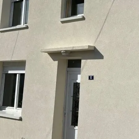 Maison avec garage et jardin