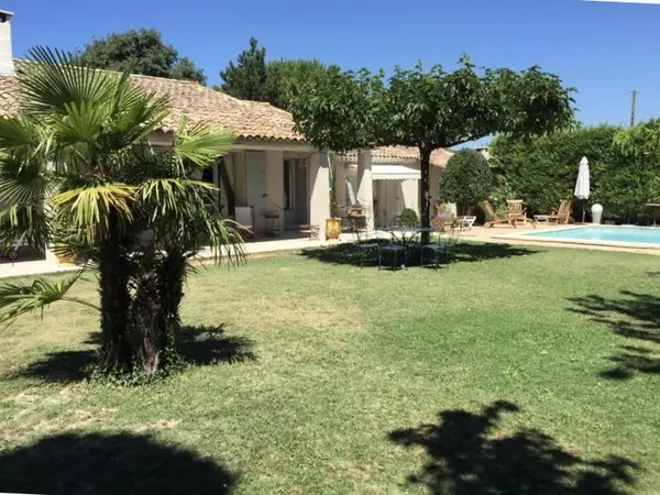 Villa de style provençale de 200 m2 environ, 8 pièces, garag