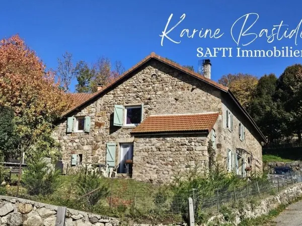 Belle maison en pierre avec dépendances