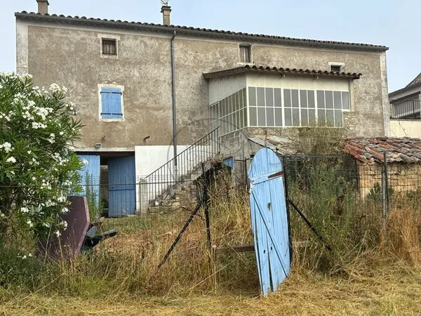 Maison de village avec terrain attenant.