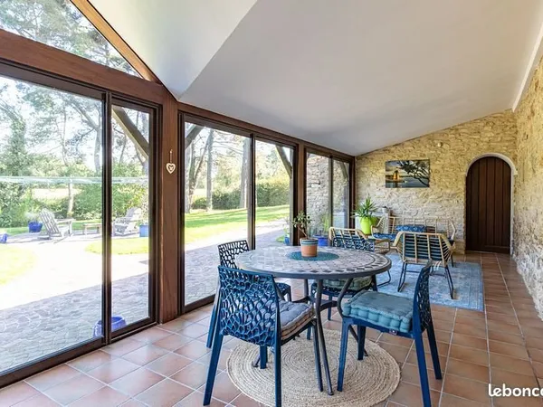 Chaumiere longere avec veranda sur parc arbore
