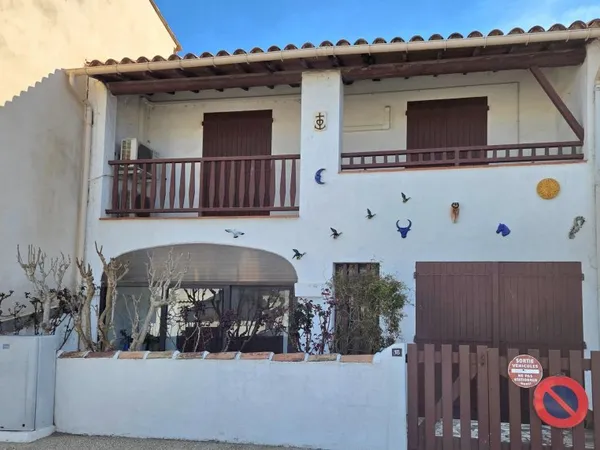 Maison Les Saintes-Maries-de-la-Mer, 3 chambres, cour intérieure et garage.