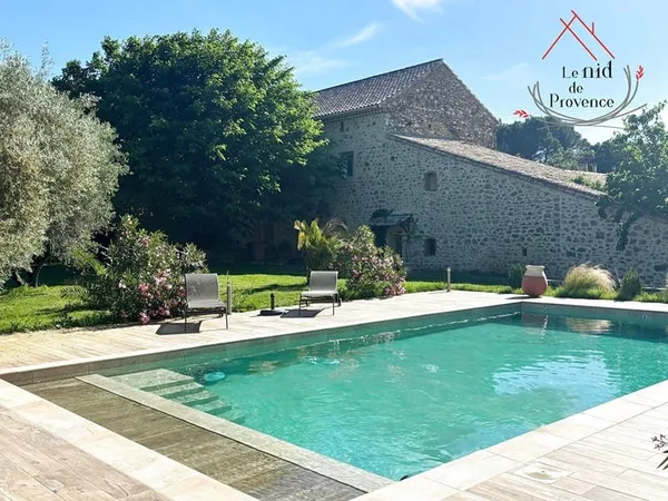 À vendre / Mas provençal à Laudun-L'Ardoise 230 m² habitables avec piscine