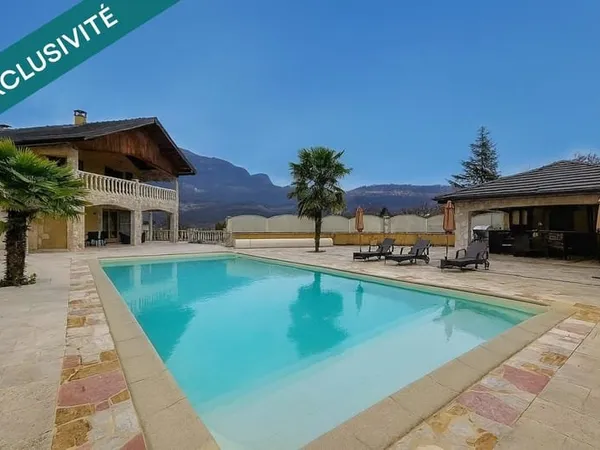 Grande maison avec piscine et vue montagne