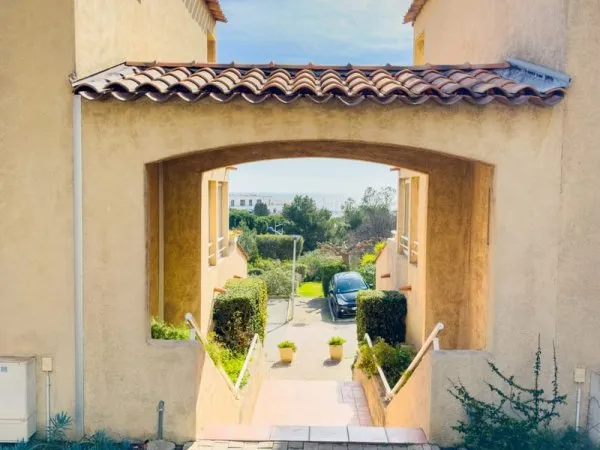 A vendre : Charmant T2 près du port de Sausset et de la corniche avec terrasse vue mer