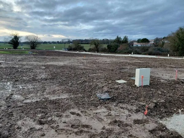 Terrain à bâtir de 500 m² à SAINTES (17)