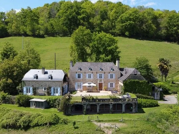 Pau (64) - À vendre Propriété de 450m2 - Forêt et prairie de 20 ha avec vue exceptionnelle sur les P