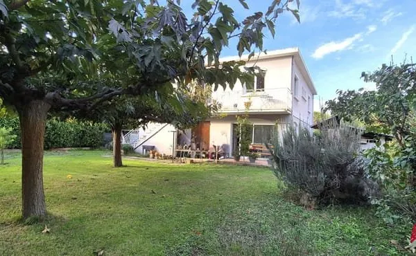Villa familiale 6 pièces de 132 m² à Arles - Jardin plein s