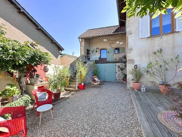 À vendre Maison en pierre pleine de charme à Verzé.