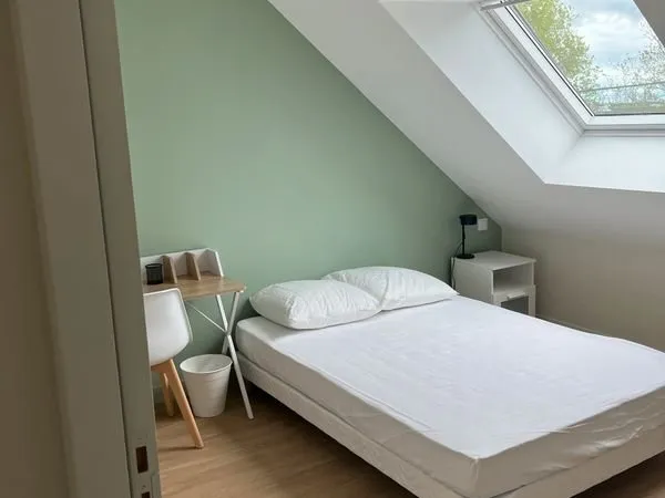 Chambre à louer comprenant une salle de bain et des toilettes privés_Bail individuel dans maison