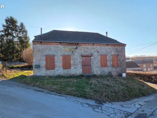 Charmante maison individuelle en pierres à rénover située à Glageon