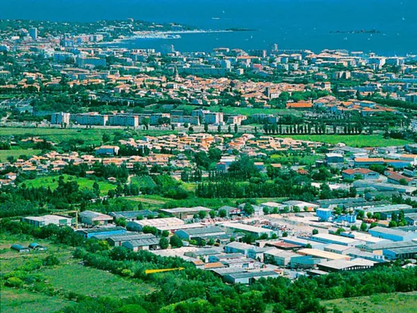 A vendre FREJUS, immeuble mixte: garage, atelier, habitation