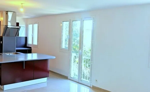 Rouen-Préfecture : Appartement (1er E) rénové 81 m² avec 2 CH, cave et vue sur jardin (poss Gge) ...