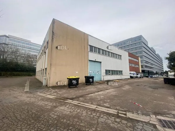 Entrepôt 866 m²