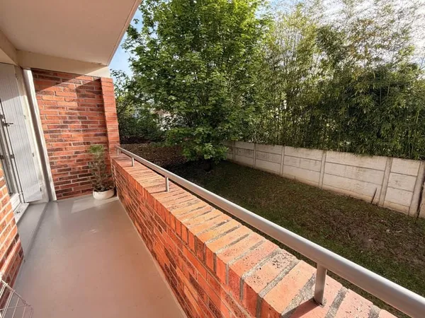 Appartement avec balcon et garage privatif.