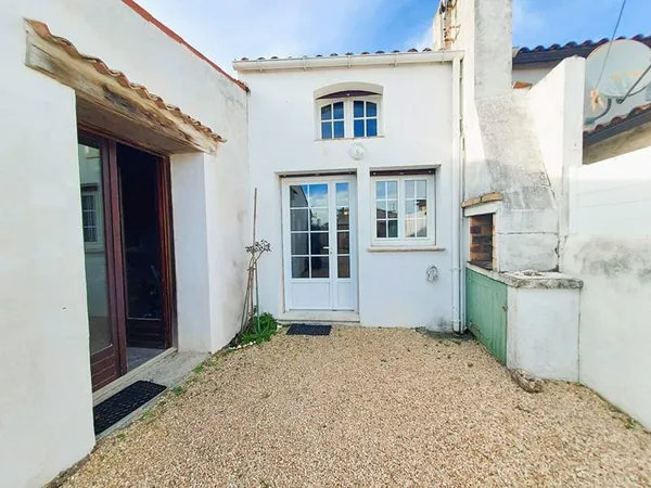 Maison 92 m² + chai 31 m² à rafraîchir