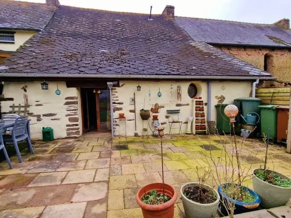 MORBIHAN - Proche Menéac- Maison 1 chambre avec grand jardin, bûcher, atelier (interieur) et dépenda