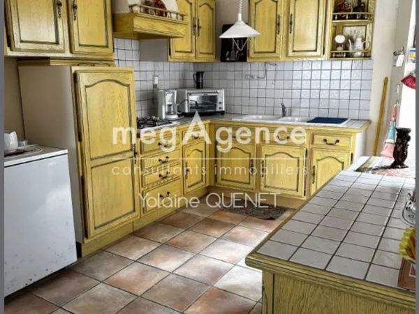 Maison en pierre avec local