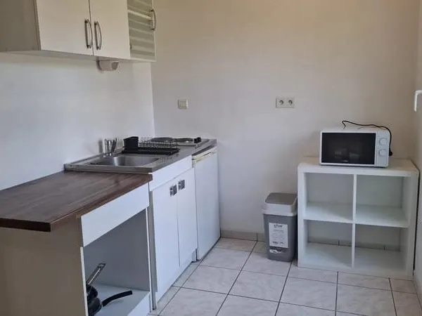 TOURS (Ste-RADEGONDE) Studio meublé 33m² -parking