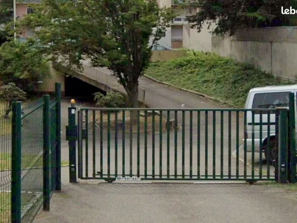 8 places de parking à vendre dans copropriété : portail avec bip