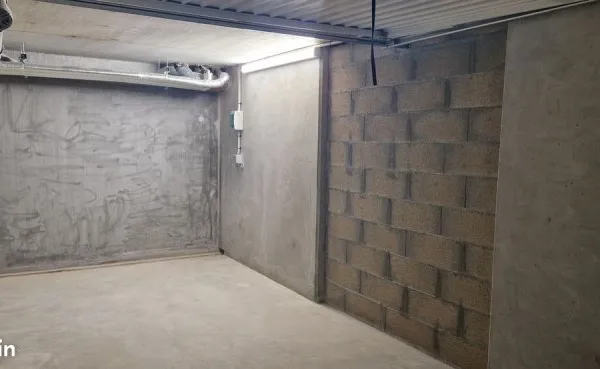 Lyon 7 Garages avec borne de recharge et éclairage individuel