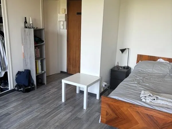 Location studio 710 charges comprises