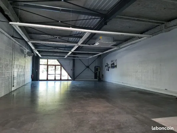 Local commercial 243 m²